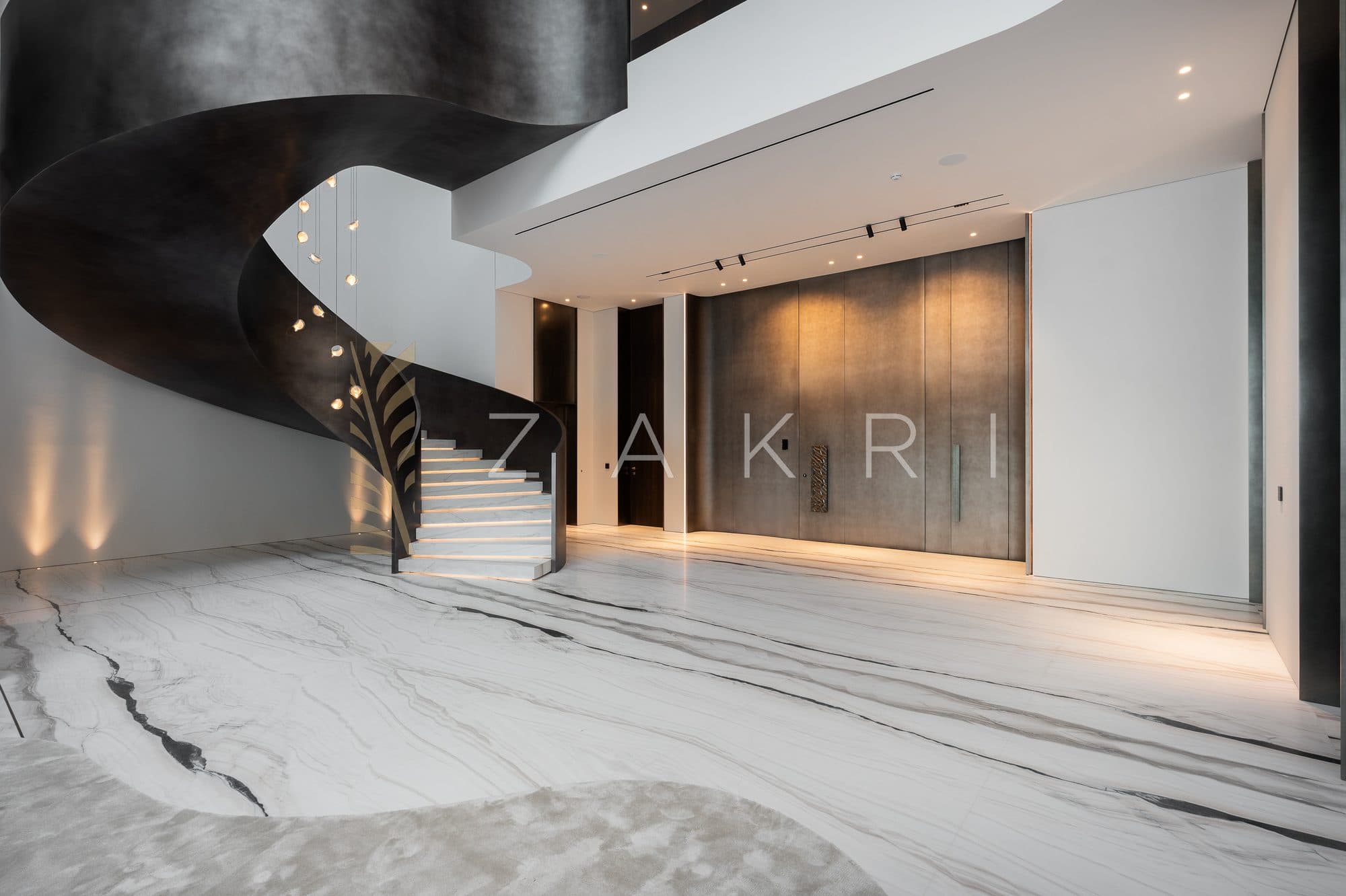 The entrance hall and the sculptural staircase in marble